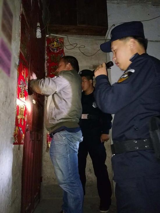 扬州粗心妈妈误将幼女锁家中 民警全城寻开锁师傅开门